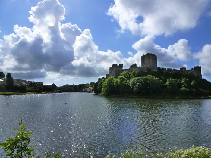 Pembroke Castle by Linda Asman