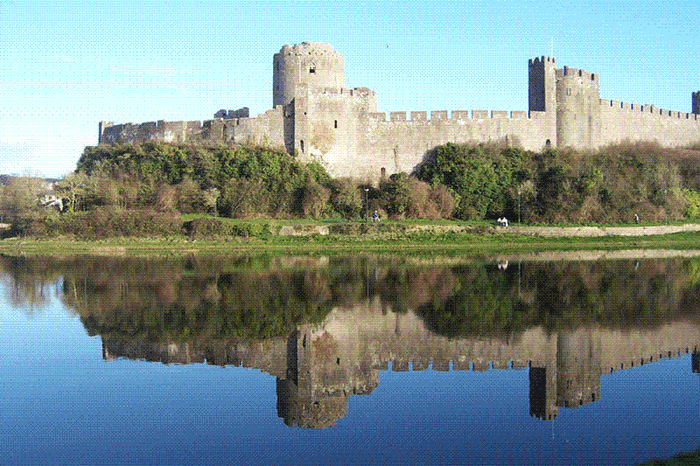 Pembroke Castle by Linda Asman